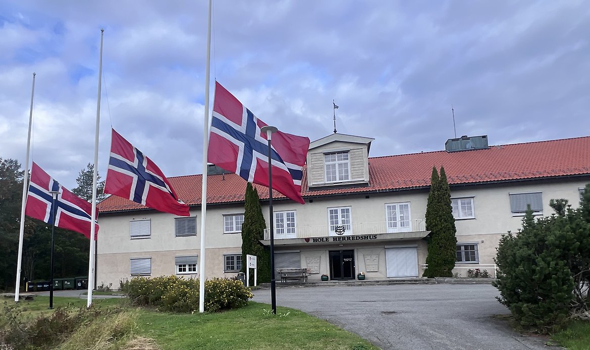 Herredshuset flagg på halv stang